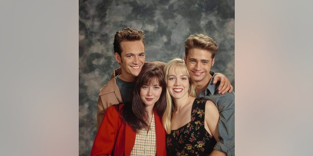 Shannon Doherty and cast of "Beverly Hills, 90210"