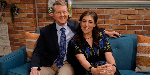 Mayim Bialik and Ken Jennings on call me kat set