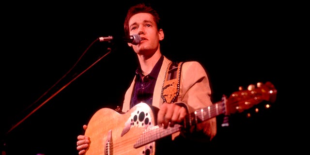 A photo of Randy Travis performing in 1986.