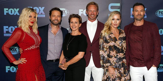 Tori Spelling, Jason Priestley, Gabrielle Carteris, Ian Ziering, Jennie Garth and Brian Austin Green