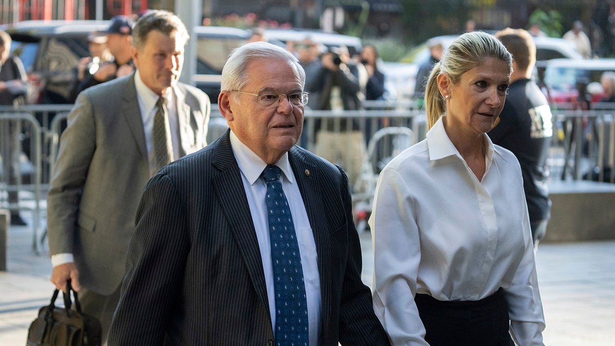 Sen. Menendez and his wife enter courthouse