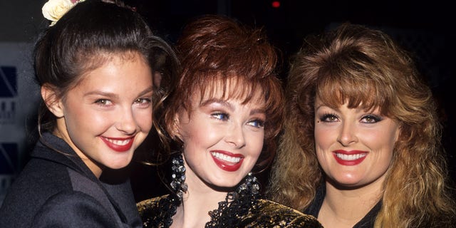 Naomi Judd with her two daughters