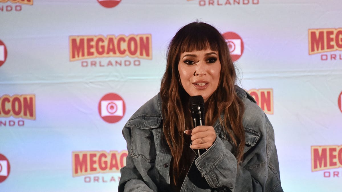 alyssa milano speaking at megacon