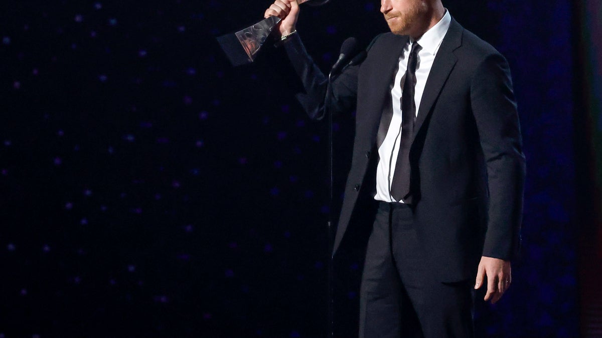 harry raising award at espys