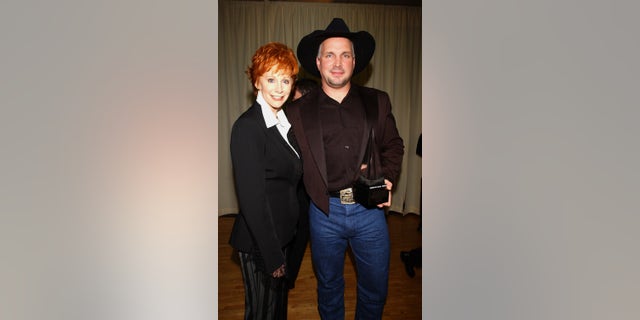 Reba McEntire and Garth Brooks backstage at the 29th Annual American Music Awards, Jan. 9, 2001.