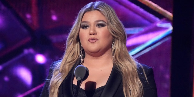 Kelly Clarkson at the iHeartRadio Music Awards