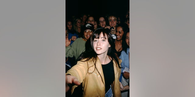 Shannon Doherty with fans in 1992