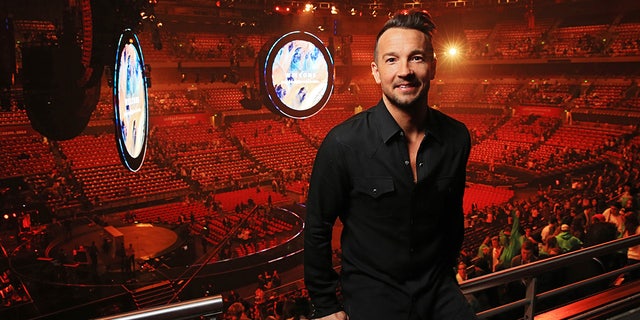 Hillsong Church pastor Carl Lentz stands above congregation in New York