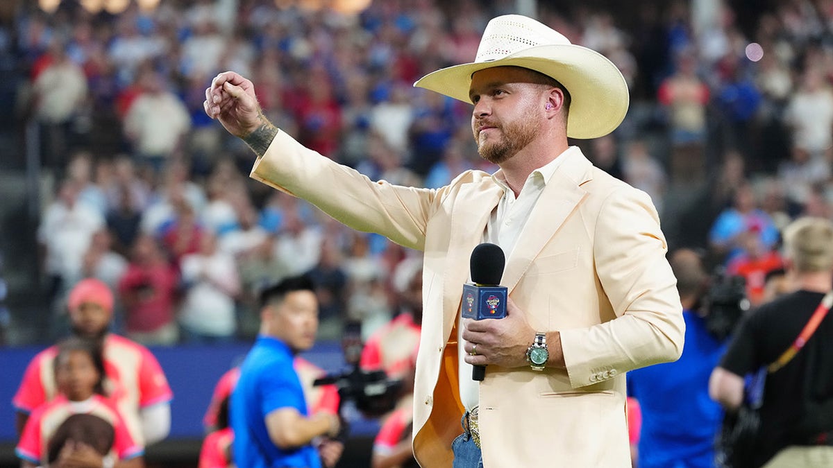 Cody Johnson cheers on crowd