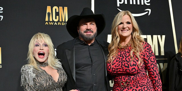 Dolly Parton with Garth Brooks and Trisha Yearwood