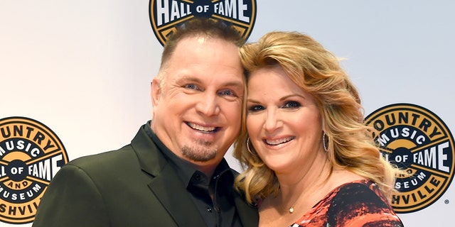 Garth Brooks cozying up with Trisha Yearwood