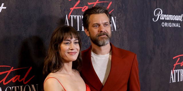 Joshua Jackson posing with Lizzy Kaplan