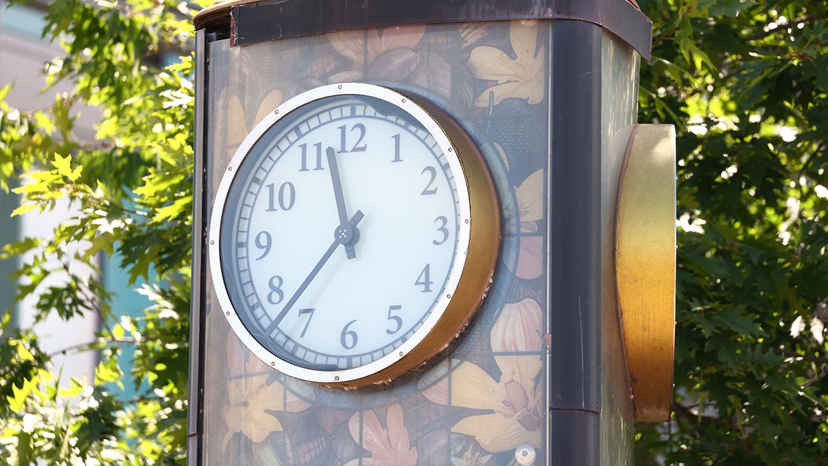 original-looking-clock-hands